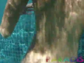 Lapsa dvīņi peldēt kails un ļaut swain jāšanās viņiem zem ūdens