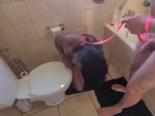 Menselijk toilet indisch slattern krijgen pissed op en krijgen haar hoofd flushed followed door zuigen manhood