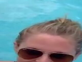 Fafanje v javno bazen s blonde&comma; recorded na mobile telefon