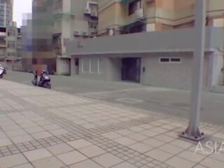 Modelmedia asia-picking lart një motorcycle grua në the street-chu meng shu-mdag-0003-best origjinal azi xxx film shfaqje