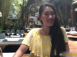 Delgada maravilloso china turista golpes blanca joven ella sólo reunió en un hotel lobby