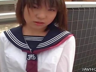 Japanilainen nuori tytär imee phallus sensuroimattomia