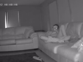 Zus in wet betrapt masturberen op mijn zitbank housesitting verborgen camera