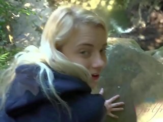 Cô gái tóc vàng thiếu niên được fucked lược và hút thành viên trong một rừng &lpar;riley star&rpar;
