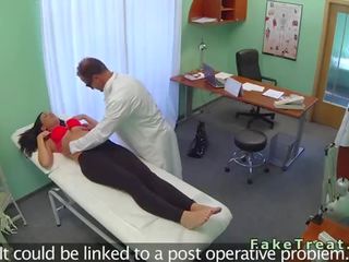 Captivating tetovētiem pacients jāšanās viņai ārsts uz viltojums slimnīca