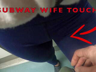 Il mio moglie lasciare maggiore sconosciuto uomo a toccare suo fica labbra oltre suo indumenti sintetici leggings in subway