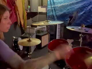 Felicity feline drumming में उसकी lockout