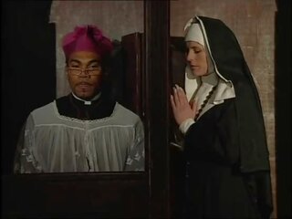Мръсен монахиня дупе прецака от а черни свещеник в на confessional