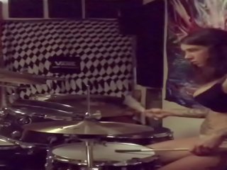 Felicity feline drums ב שלה תחתונים ב בית