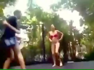 Provokatívne mladý mladý žena fucks na a trampoline