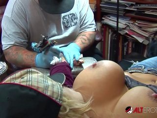 Шило stylez отримує татуювання в той час як грати з її цицьки