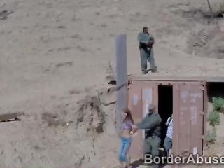 Adorabil subtire adolescenta fucks spânzurat ofițer pentru cruce the border