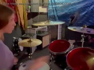 Felicity feline drumming ב שלה lockout