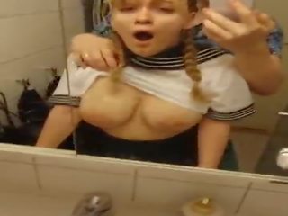 Krūtainas skaistule iegūšana fucked uz vannas istaba