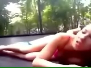 Kışkırtıcı genç genç kadın sikikleri üzerinde bir trampoline