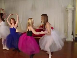 लड़कियों गॉन वाइल्ड - युवा ballet dancers जाना rogue पर उनके क्रेज़ी instructor