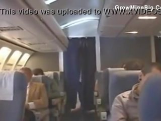Stewardess en japans striplings neuken op plane