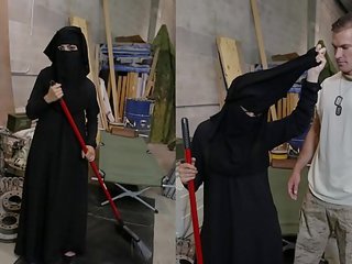 Prehliadka na korisť - moslim žena sweeping dlážka dostane noticed podľa lascívne americké soldier