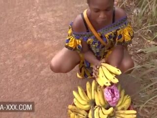 Črno banana seller mlada dama zapeljal za a odlično x ocenjeno posnetek