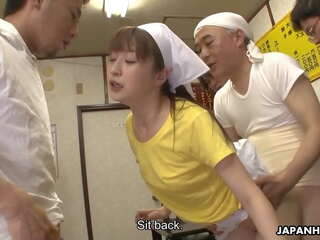Cativante japonesa empregada de mesa asuka fica gangbanged e creampied em público