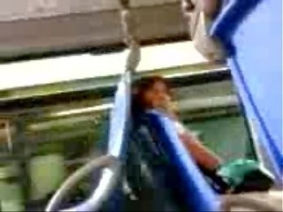 Phallus blinkende til exciting kvinne i den buss