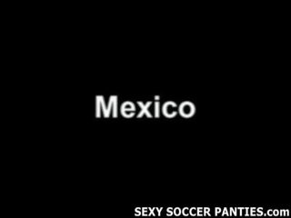 ספּוֹרטִיבִי מקסיקאי כדורגל hottie הַפשָׁטָה את שלה מדים