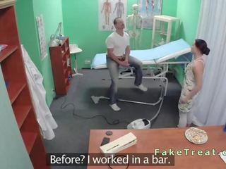 Медицински човек чука медицинска сестра и почистване любовник в фалшив болница