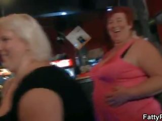 Kövér hölgyek van tréfa nál nél a buli