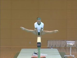 Corina - seins nus gymnastics