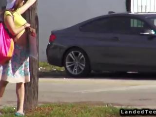 Thiếu niên hitchhiker fucks to peter ngoài trời pov