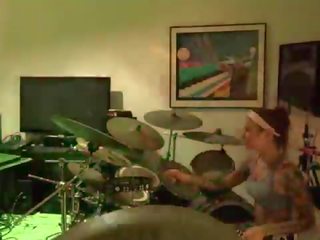 Felicity feline drums 和 jams 同 朋友 背后 该 场景
