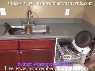 Langkah saudara memeras orang hitam remaja langkah saudara di dapur sementara pencucian dishes 18