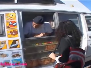 Gullibleteens.com icecream truck tenåring unge hunn oppblåst svart hår