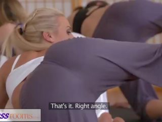 Fitnessrooms kadın fışkırma dörtlü can direnmek erişkin klips içinde the kadın fışkırma
