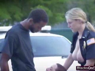 Otäck och bystiga polis horor körd hård av en svart pojke de arrested