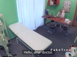 Орално порно между медицинска сестра и доктор в фалшив болница