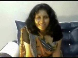 Desi ấn độ bạn gái tước trong saree trên webcam hiển thị bigtits