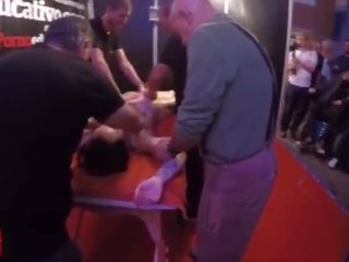 Një grup i njerëz masazh kjo i ri dhe tattoed i ri në the i njëjtë kohë në publike