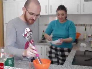 Teamwork: ea bucătari și el fucks ei. facut acasa amator camera spion cu mea gf raf100