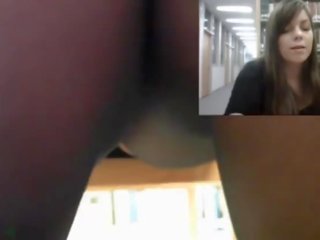 Страстен повикване момиче мастурбиране в на библиотека