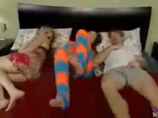 Se folla en su hija mientras duerme su esposa (incesto)dormida (folla asu papá)