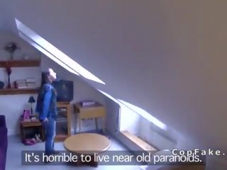 Forfalskning politi anal fucks forlokkende cookie ved henne hjem