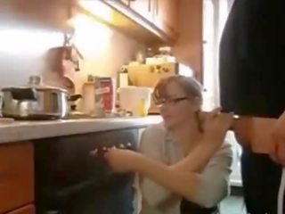 Skjønn kone med slik utrolig pupper knulling ved kjøkken