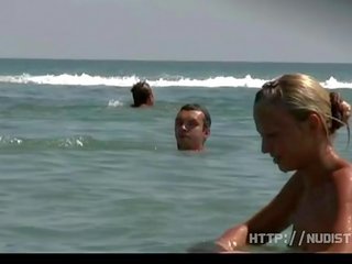 Espionaje en desnudo adolescentes en la desnuda público playa