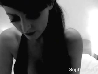 Buah dada besar inggris bintang pornografi sophie dee masturbasi untuk anda di hitam dan putih