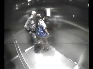 حريص حار إلى trot زوجان اللعنة في مصعد - 