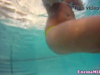 एनिमा प्रॉस्टिट्यूट squirts मिल्क में the पूल