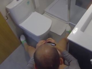 Zkurvenej těžký v the koupelna zatímco on shaves jeho kohout. skrytá kamera voyér iv031