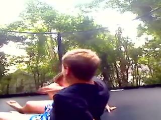 Тийнейджъри чукане на на trampoline