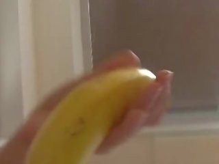 How-to: mladý bruneta přítelkyně učí použitím a banán
